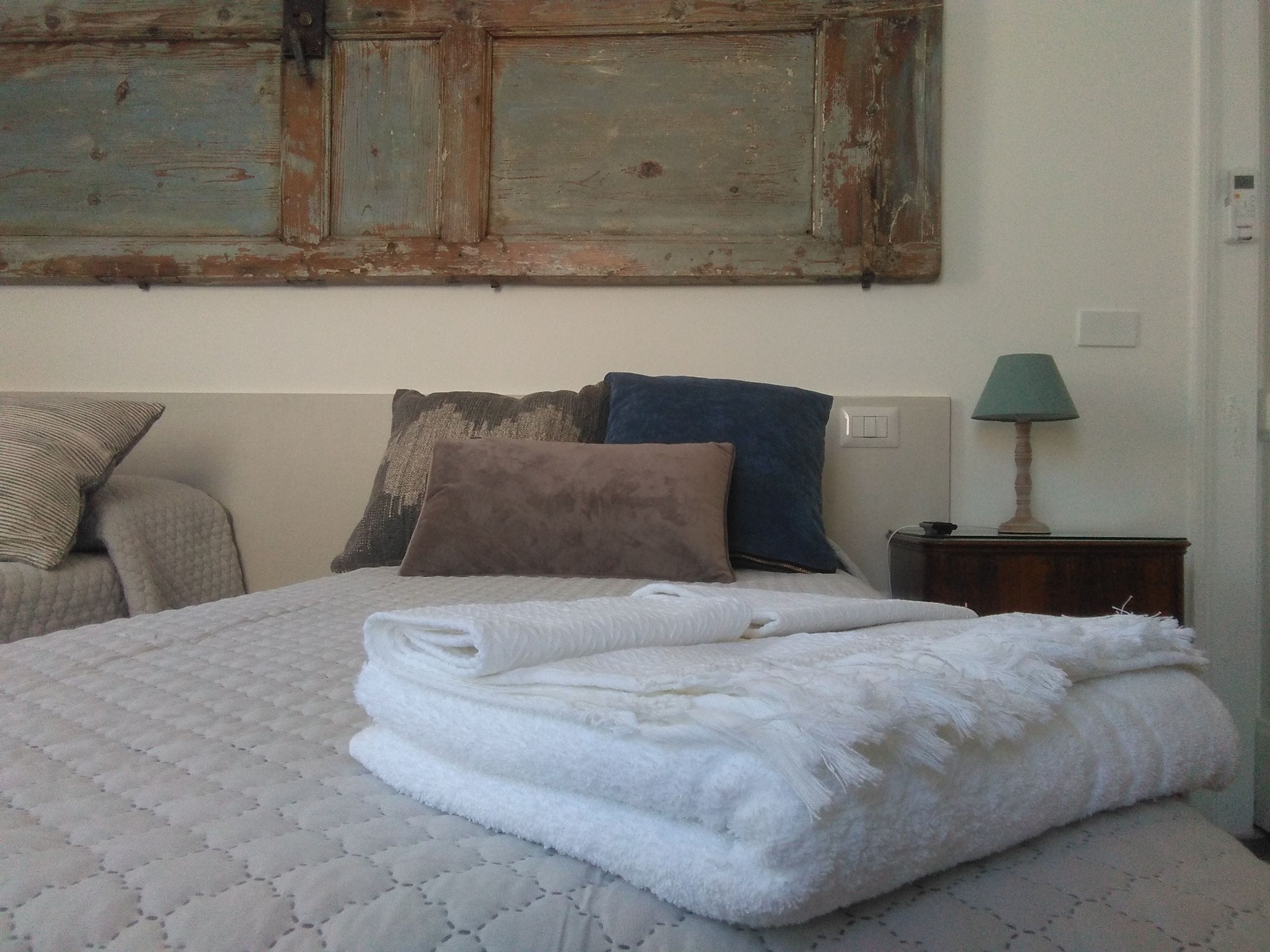 Premium bedding, desk, blackout drapes, free WiFi