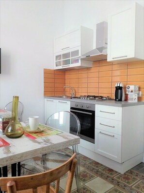 Romantic Apartment, Private Bathroom, Sea View | Private kitchen | Full-size fridge, microwave, oven, stovetop - Déjà Vu (Crotone)