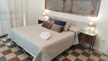 Premium bedding, desk, blackout curtains, free WiFi