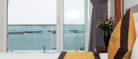 Minibar, desk, soundproofing, free WiFi