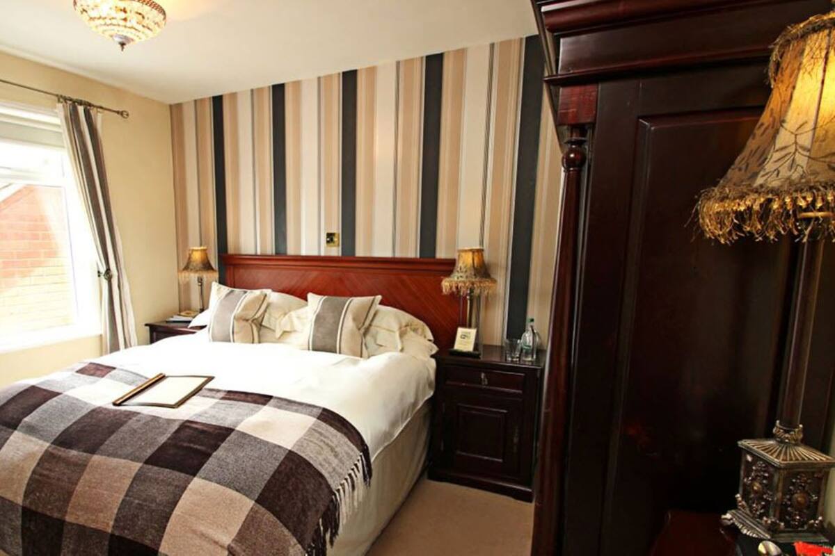 Double Room, 1 King Bed | Egyptian cotton sheets, hypo-allergenic bedding available, desk