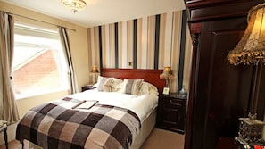 Double Room, 1 King Bed | Egyptian cotton sheets, hypo-allergenic bedding, individually decorated - The Kings Arms (Melton Mowbray)