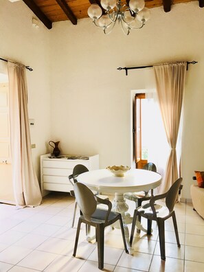 Deluxe Duplex, 2 Bedrooms, Kitchen, Valley View | Ruang tamu | Mainan