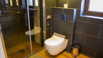 Habitación doble, 1 cama doble, no fumadores | Baño | Ducha y artículos de higiene personal gratuitos