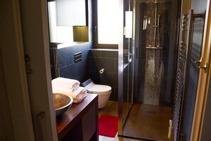 Double Room, 1 Double Bed, Non Smoking | Bathroom | Shower, free toiletries