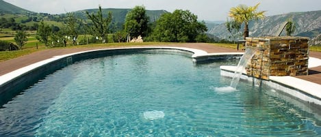 Una piscina al aire libre