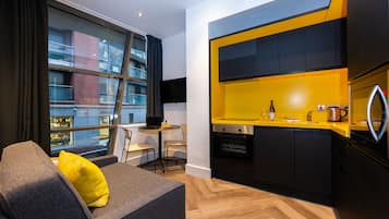 Apartamento, 2 habitaciones | Escritorio, tabla de planchar con plancha, wifi gratis y ropa de cama