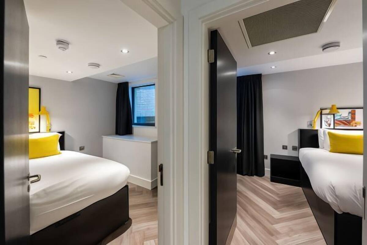 Een bureau, een strijkplank/strijkijzer, gratis wifi, beddengoed