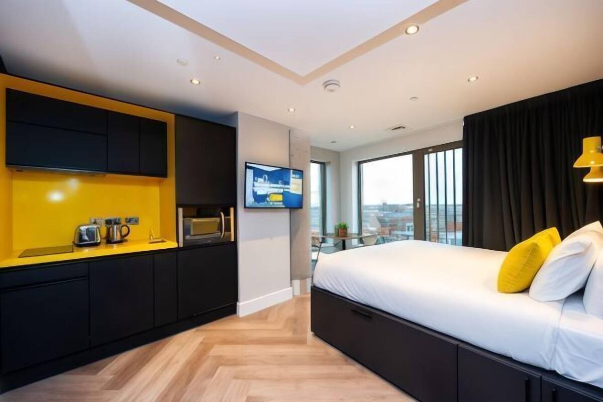 Een bureau, een strijkplank/strijkijzer, gratis wifi, beddengoed