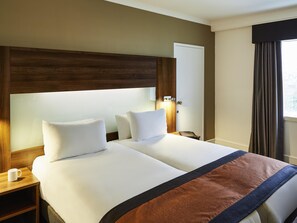 Caja de seguridad en la habitación y escritorio