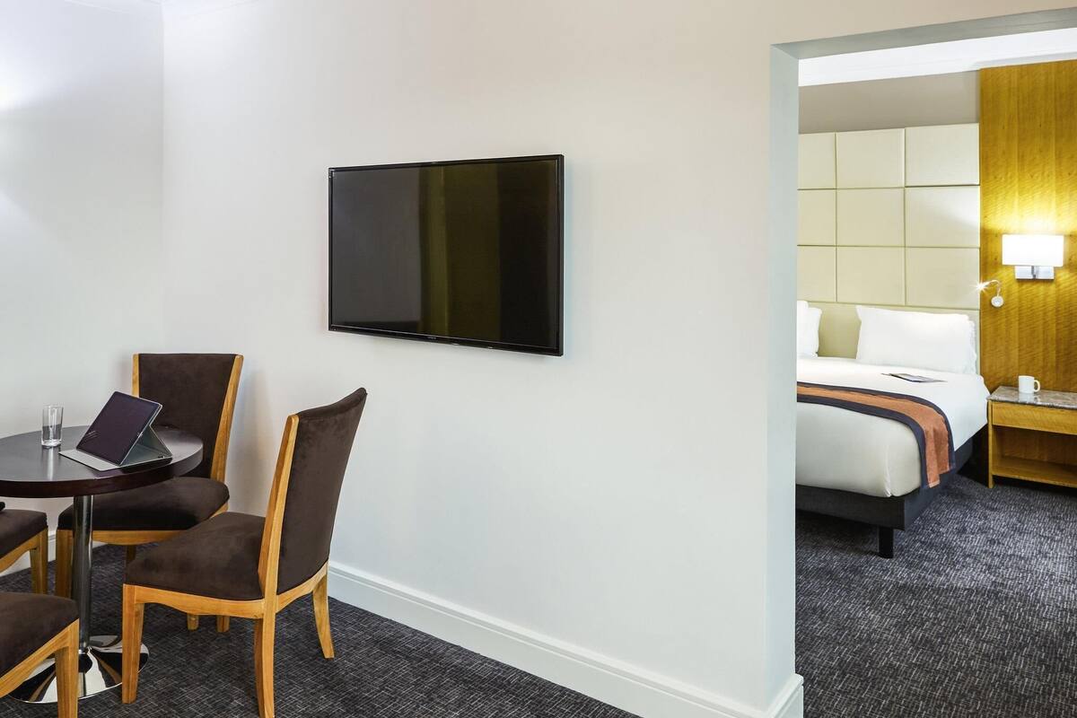 Suite, 1 letto king | Una cassaforte in camera, una scrivania, ferro/asse da stiro