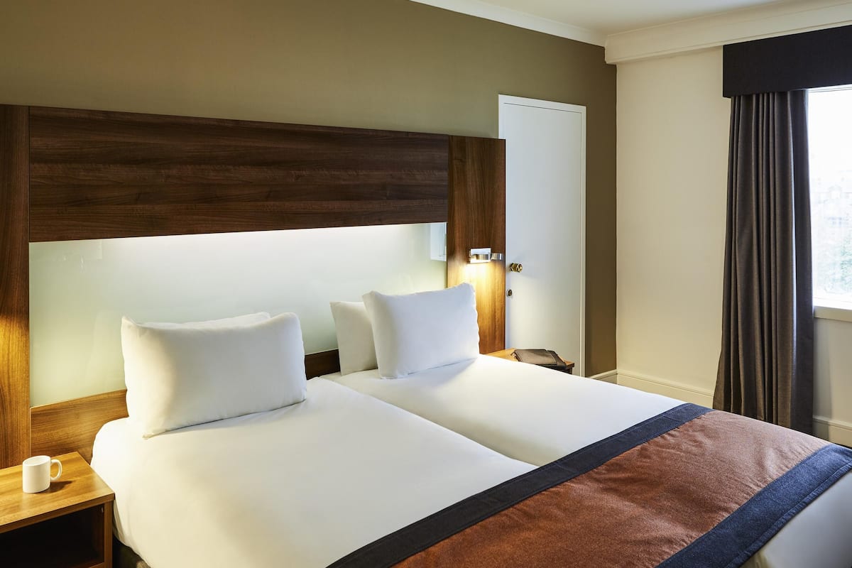 Kamar Klasik, 2 Tempat Tidur Twin | Brankas, meja kerja, setrika/meja setrika, dan Wi-Fi gratis