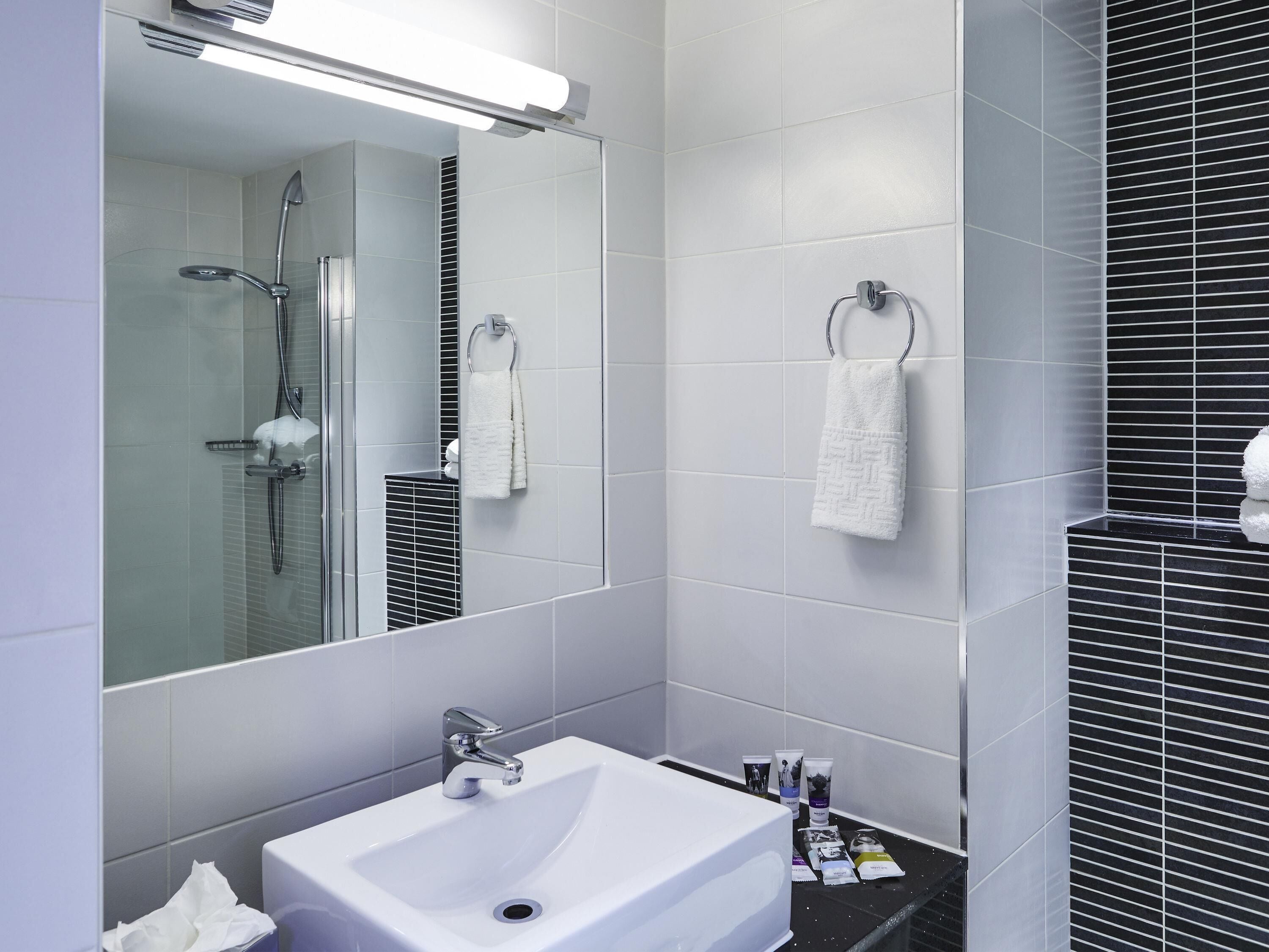 Privilege, Room, 1 King Bed | In-room safe, desk, iron/ironing board, free WiFi