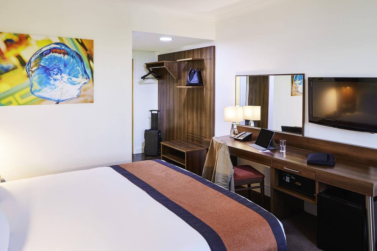 Kamar Klasik, 1 Tempat Tidur King | Brankas, meja kerja, setrika/meja setrika, dan Wi-Fi gratis