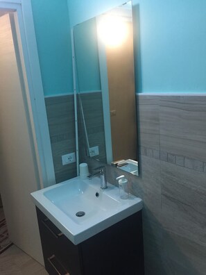 Chambre Double Supérieure | Salle de bain | Douche, sÚche-cheveux, serviettes fournies