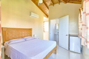 Basic-rum - 1 queensize-säng - balkong | 1 sovrum, italienska Frette-lakan och sängtillbehör av högsta kvalitet