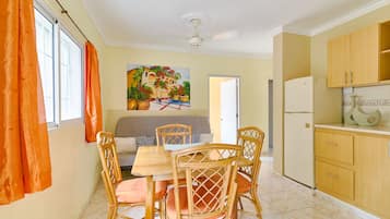 Superior Apartment, 2 Bedrooms | Private kitchen | Microwave