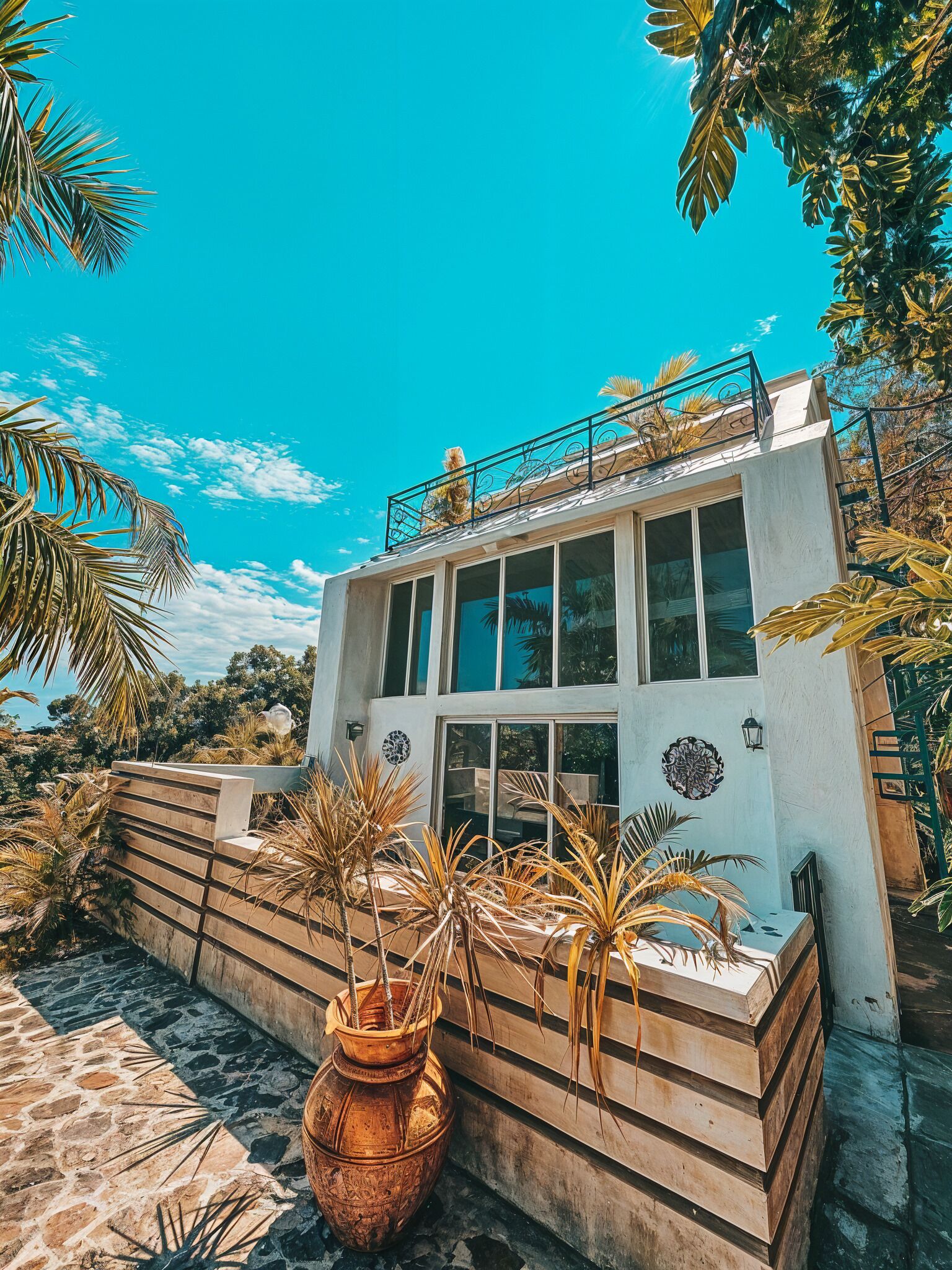 Vista frontal de la propiedad