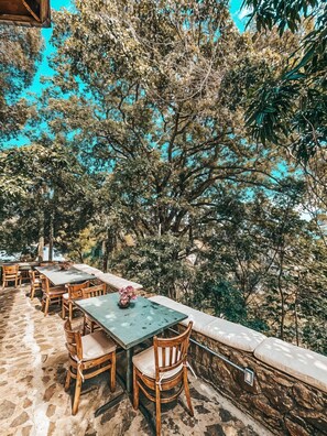 Outdoor dining - Ekolojik Resort (Cap-Haitien)