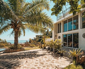 Vista frontal de la propiedad