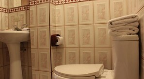 Shower, rainfall showerhead, free toiletries, hair dryer (on request) - Kuychipunku Hostal (Ollantaytambo)