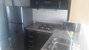 Fridge, microwave, stovetop, cookware/dishes/utensils - Conjunto Residencial Baraona (Floridablanca)