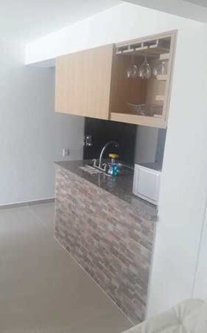 Apartamento, 3 habitaciones | Cocina privada | Frigorífico, microondas, placa de cocina y utensilios de cocina