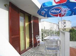Estudio estándar, cocineta, vista parcial al mar (NO.4) | Terraza o patio