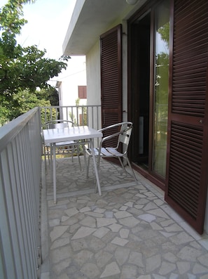 Estudio estándar, 1 cama Queen size, vista a la colina | Terraza o patio