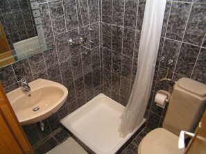 Standard Studio, 1 Queen Bed, Courtyard View | Bathroom