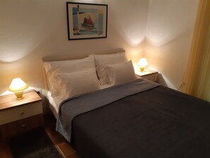 Standard Studio, 1 Queen Bed, Courtyard View | Free WiFi, bed sheets
