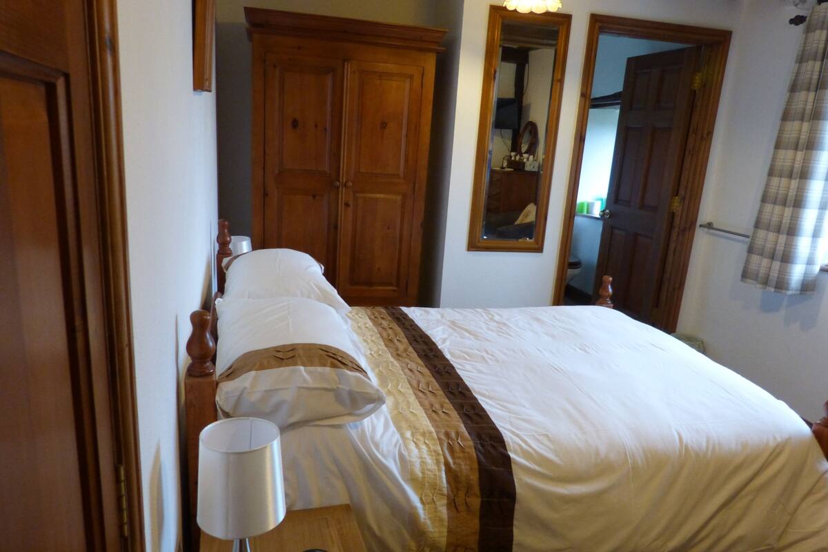 Chambre Double | Fer et planche à repasser, Wi-Fi gratuit, draps fournis