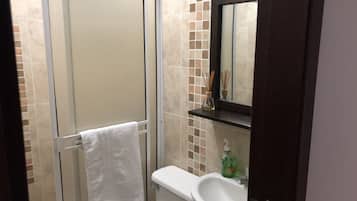 Double Room, 1 Double Bed, Non Smoking | Bathroom | Shower, towels