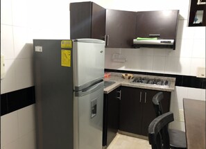 Refrigerador, microondas, placa de cocina, utensilios de cocina