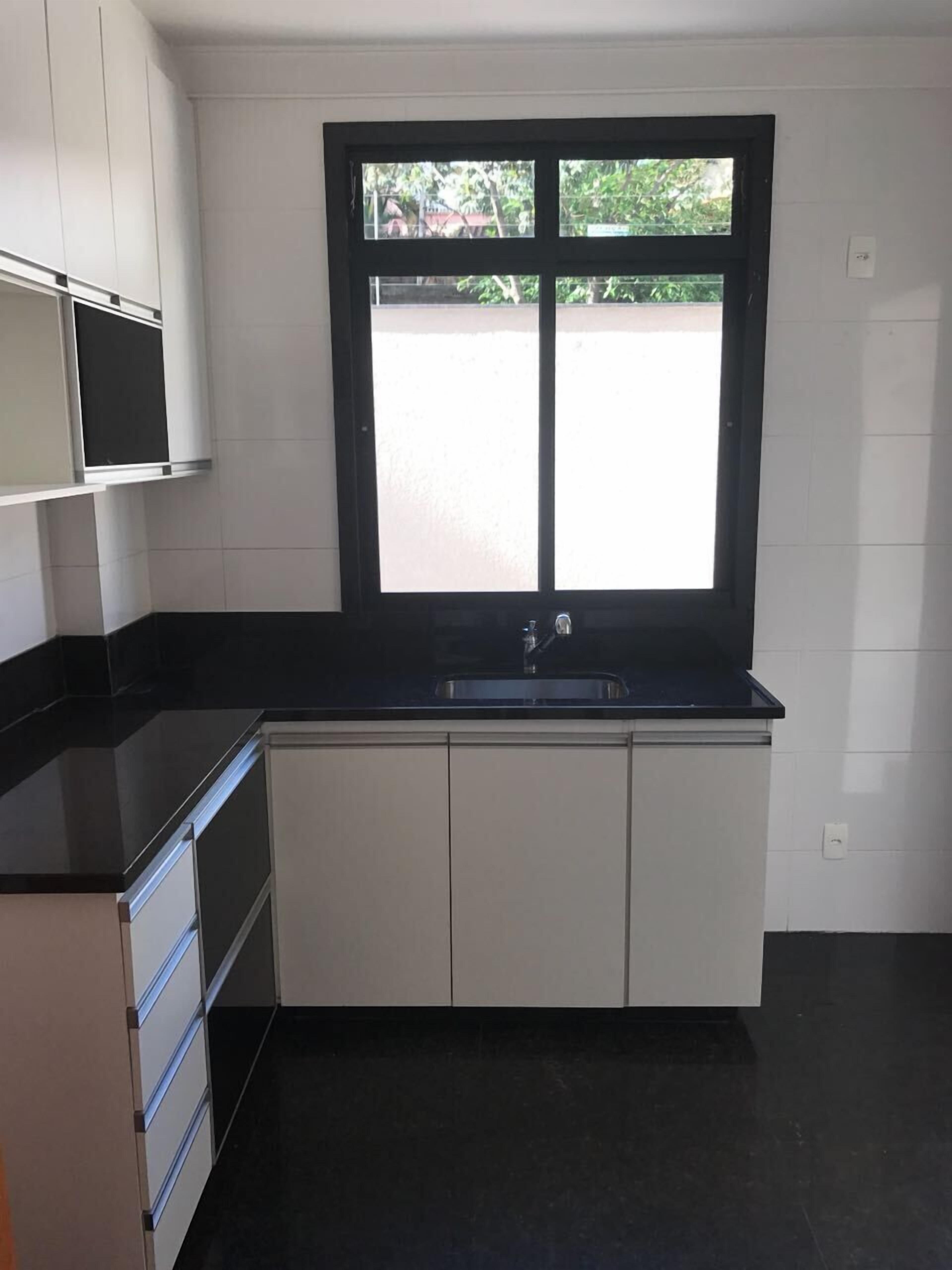 Apartamento, 3 quartos | Cozinha privada | Geladeira, micro-ondas, fogão, cooktop