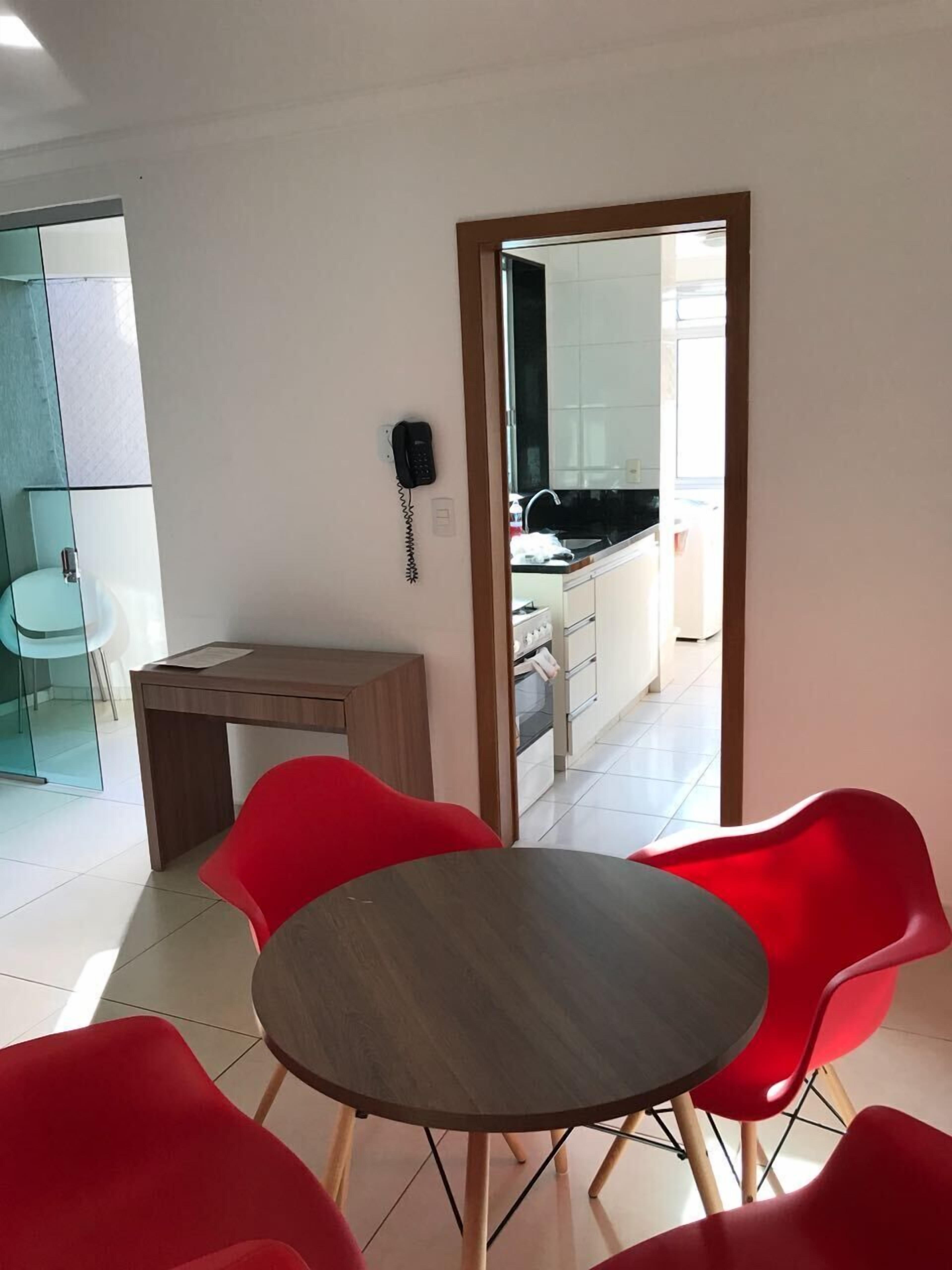 Apartamento, 3 quartos | Opções para refeição no quarto