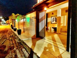 Fachada da propriedade à noite