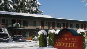 Placa de motel com paisagem coberta de neve.