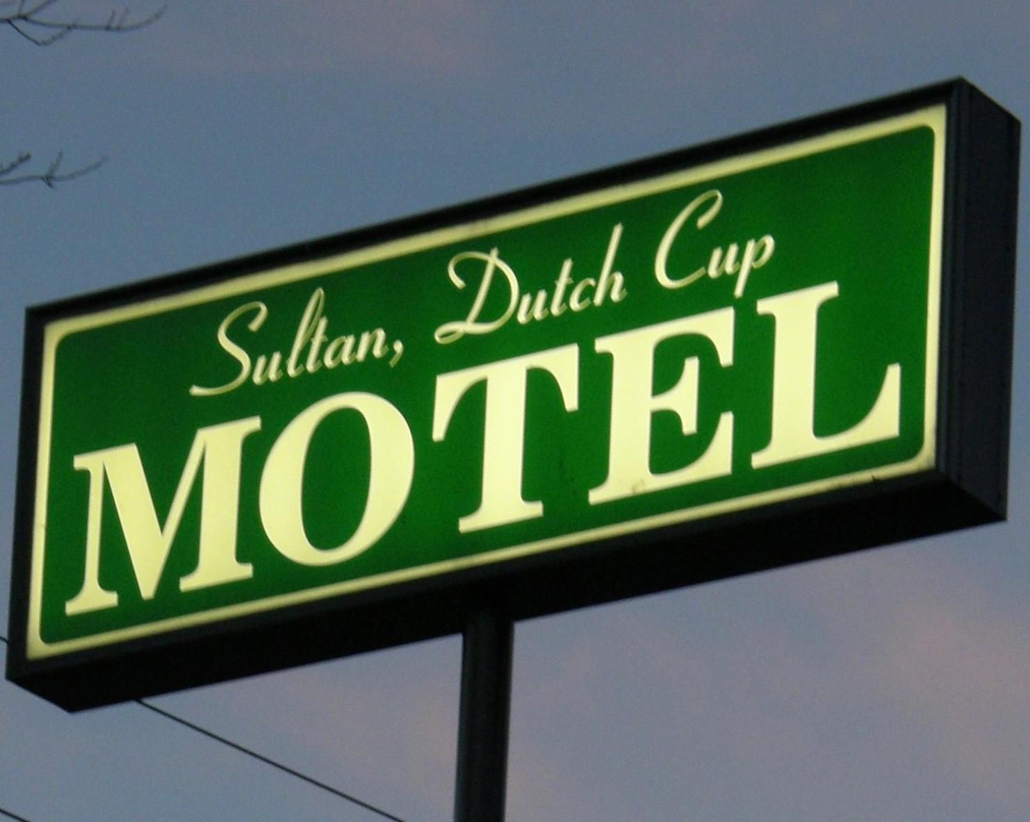 Señal de motel con el nombre 'Sultan, Dutch Cup' claramente visible.