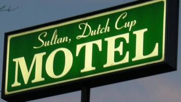 Señal de motel con el nombre 'Sultan, Dutch Cup' claramente visible.