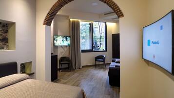 Suite panoramica | Minibar, una cassaforte in camera, una scrivania, tende oscuranti