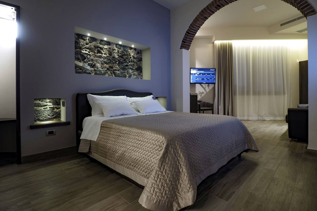 Suite panoramica | Minibar, una cassaforte in camera, una scrivania, tende oscuranti