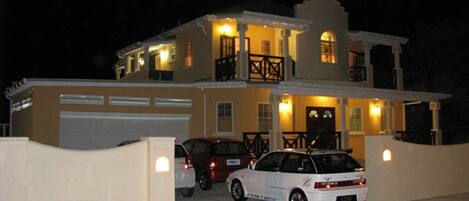 Voorkant accommodatie - avond/nacht