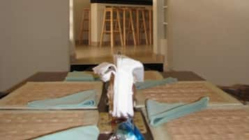 Villa, 2 Bedrooms, Non Smoking | In-room dining