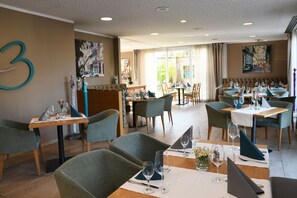 供应晚餐，本地与国际菜