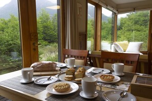 Superior House, 3 Bedrooms, Mountain View | Dining room