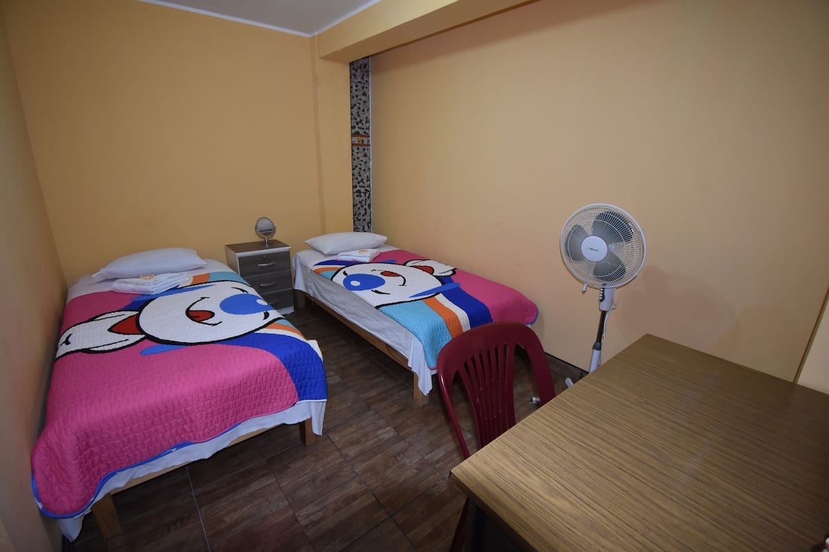 Twin kamer, gedeelde badkamer | Hypoallergeen beddengoed, donzen dekbedden, een bureau