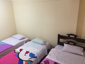 Habitación triple, baño compartido | Ropa de cama hipoalergénica, edredones de plumas, escritorio