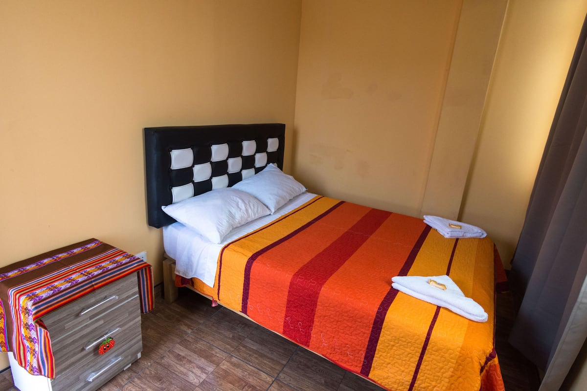 Tweepersoonskamer, gedeelde badkamer | Hypoallergeen beddengoed, donzen dekbedden, een bureau