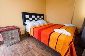 Doppelzimmer, Gemeinschaftsbad | Allergikerbettwaren, Daunenbettdecken, Schreibtisch